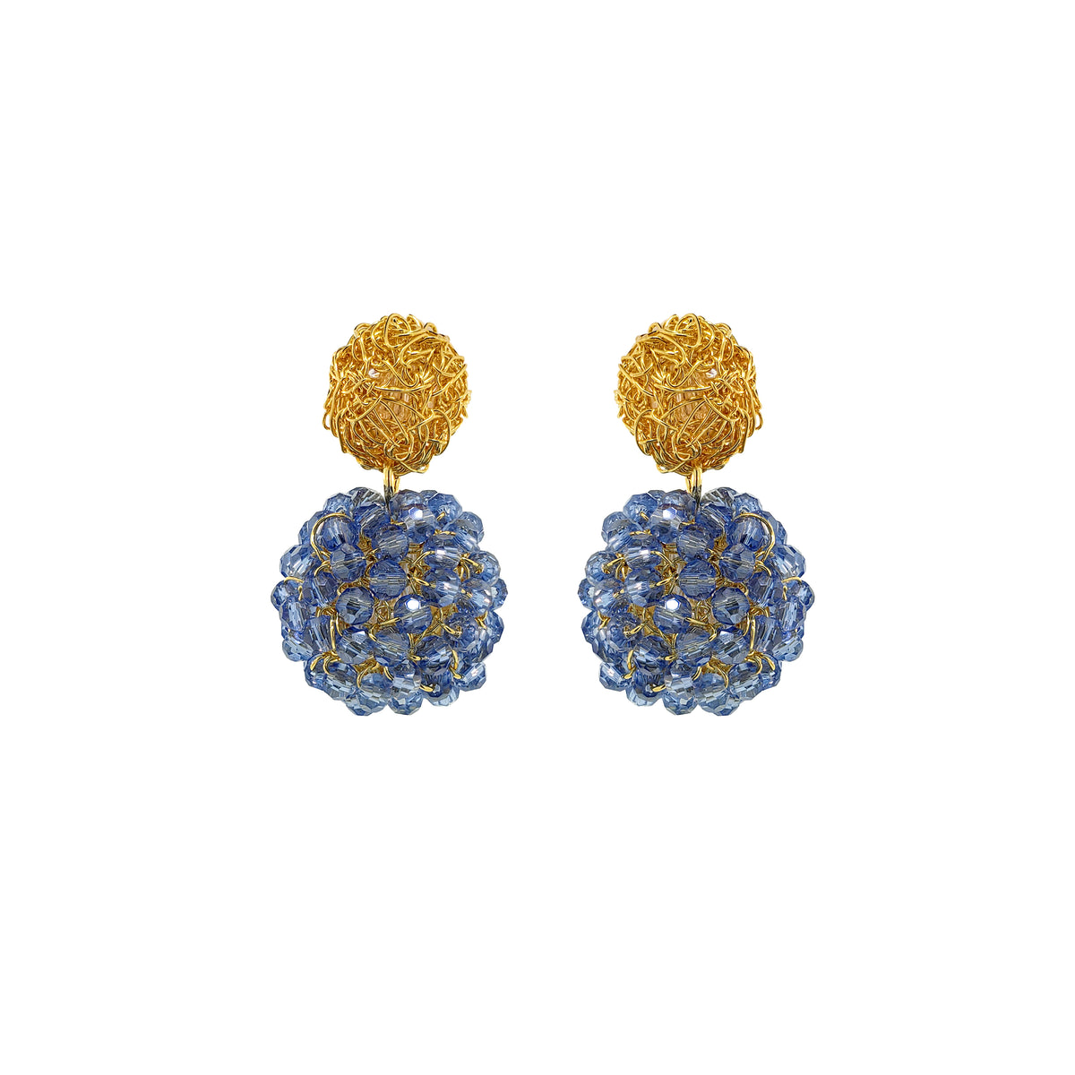 Par de brincos artesanais com roseta dourada em crochê e estrutura floral com cristais azuis.