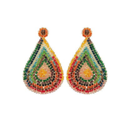 Par de brincos longos dourados em crochê, com roseta superior e grande gota em camadas nas cores verde, azul, amarelo, laranja, vermelho e rosa.