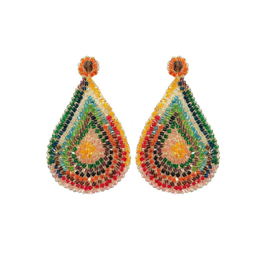 Par de brincos longos dourados em crochê, com roseta superior e grande gota em camadas nas cores verde, azul, amarelo, laranja, vermelho e rosa.
