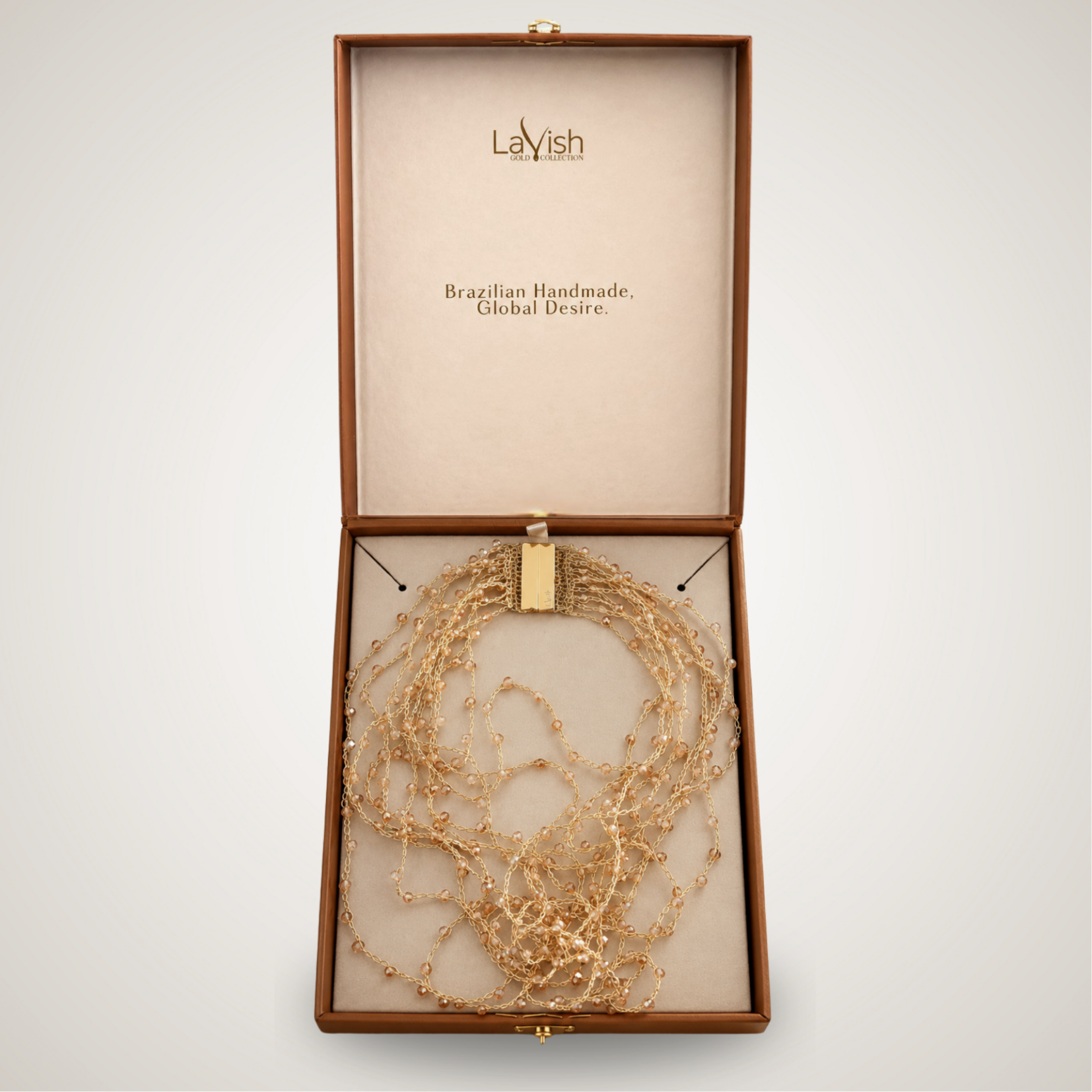 Colar artesanal em crochê feito à mão com mix de fios off white e dourado. Leve, elegante e produzido por artesãs brasileiras.

Palavras-chave: colar artesanal, colar em crochê, colar dourado, colar off white, colar feito à mão, joia artesanal brasileira, colar statement, Lavish by TM, made in Brazil

Colar artesanal em crochê com mix de fios off white e dourado, feito à mão por artesãs brasileiras, com design leve e sofisticado.
