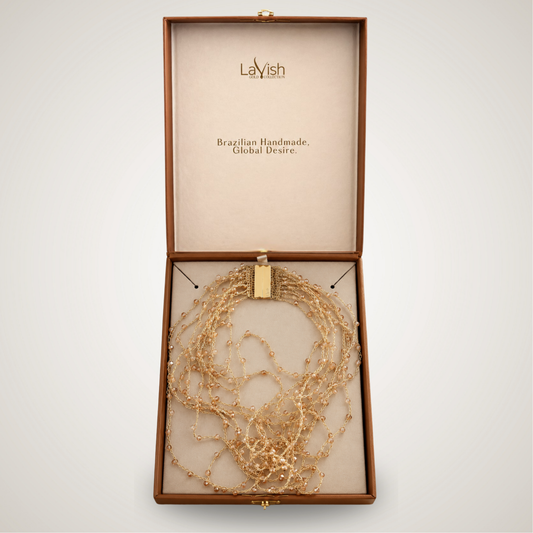 Colar artesanal em crochê feito à mão com mix de fios off white e dourado. Leve, elegante e produzido por artesãs brasileiras.

Palavras-chave: colar artesanal, colar em crochê, colar dourado, colar off white, colar feito à mão, joia artesanal brasileira, colar statement, Lavish by TM, made in Brazil

Colar artesanal em crochê com mix de fios off white e dourado, feito à mão por artesãs brasileiras, com design leve e sofisticado.