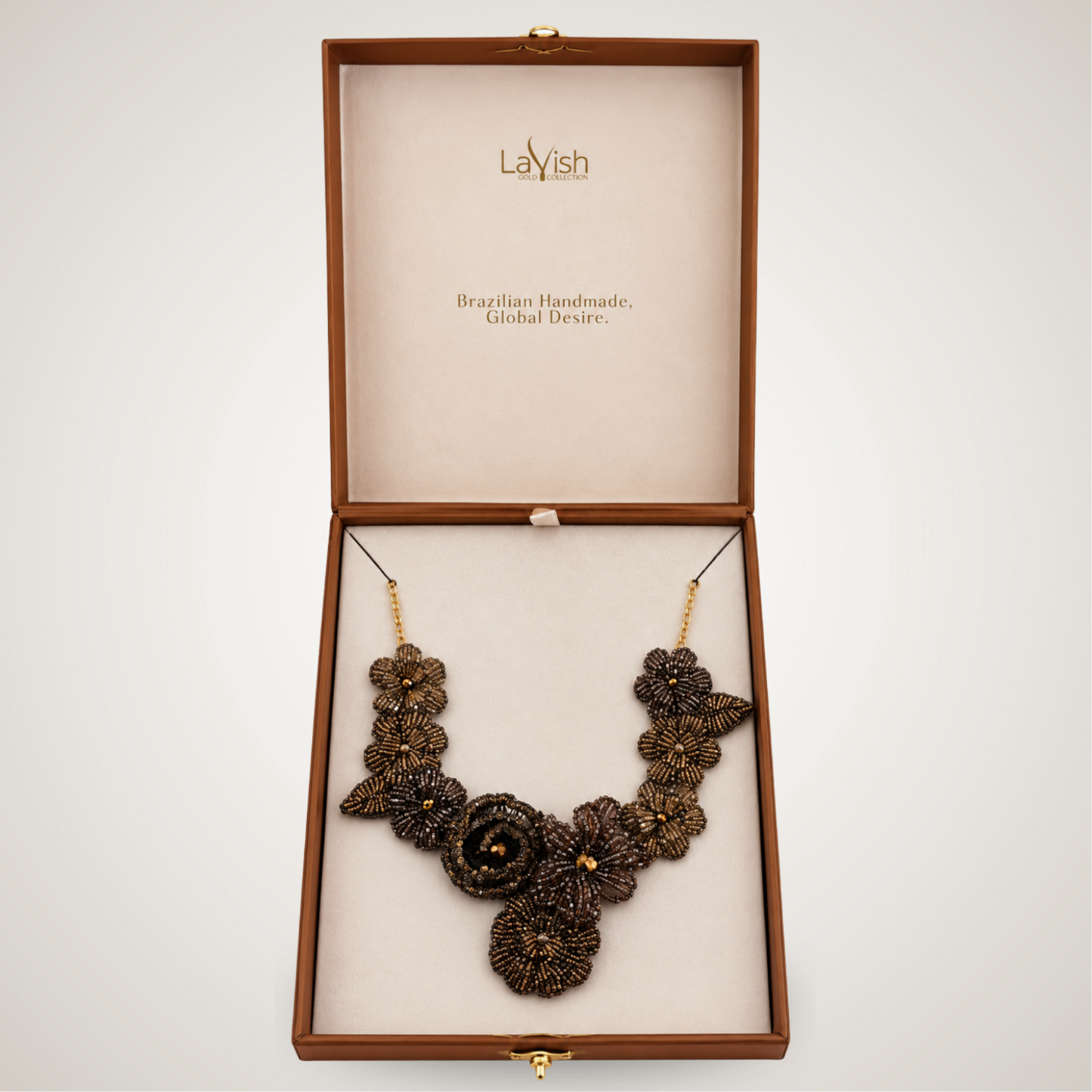 Colar floral artesanal em crochê, feito à mão por artesãs brasileiras em tons de marrom, bronze e dourado. Peça elegante, leve e sofisticada.

Palavras-chave: colar floral, colar artesanal, colar em crochê, colar marrom, colar dourado, joia artesanal brasileira, colar statement, colar feito à mão, Lavish by TM, made in Brazil

Colar artesanal floral em crochê, feito à mão por artesãs brasileiras, em tons de marrom, bronze e dourado, com design sofisticado e marcante.
