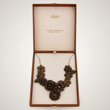 Colar floral artesanal em crochê, feito à mão por artesãs brasileiras em tons de marrom, bronze e dourado. Peça elegante, leve e sofisticada.

Palavras-chave: colar floral, colar artesanal, colar em crochê, colar marrom, colar dourado, joia artesanal brasileira, colar statement, colar feito à mão, Lavish by TM, made in Brazil

Colar artesanal floral em crochê, feito à mão por artesãs brasileiras, em tons de marrom, bronze e dourado, com design sofisticado e marcante.
