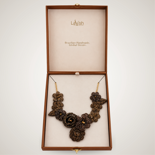 Colar floral artesanal em crochê, feito à mão por artesãs brasileiras em tons de marrom, bronze e dourado. Peça elegante, leve e sofisticada.

Palavras-chave: colar floral, colar artesanal, colar em crochê, colar marrom, colar dourado, joia artesanal brasileira, colar statement, colar feito à mão, Lavish by TM, made in Brazil

Colar artesanal floral em crochê, feito à mão por artesãs brasileiras, em tons de marrom, bronze e dourado, com design sofisticado e marcante.