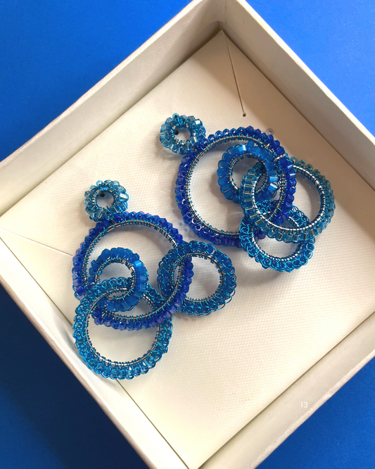 Brinco Argolas Entrelaçadas Azul