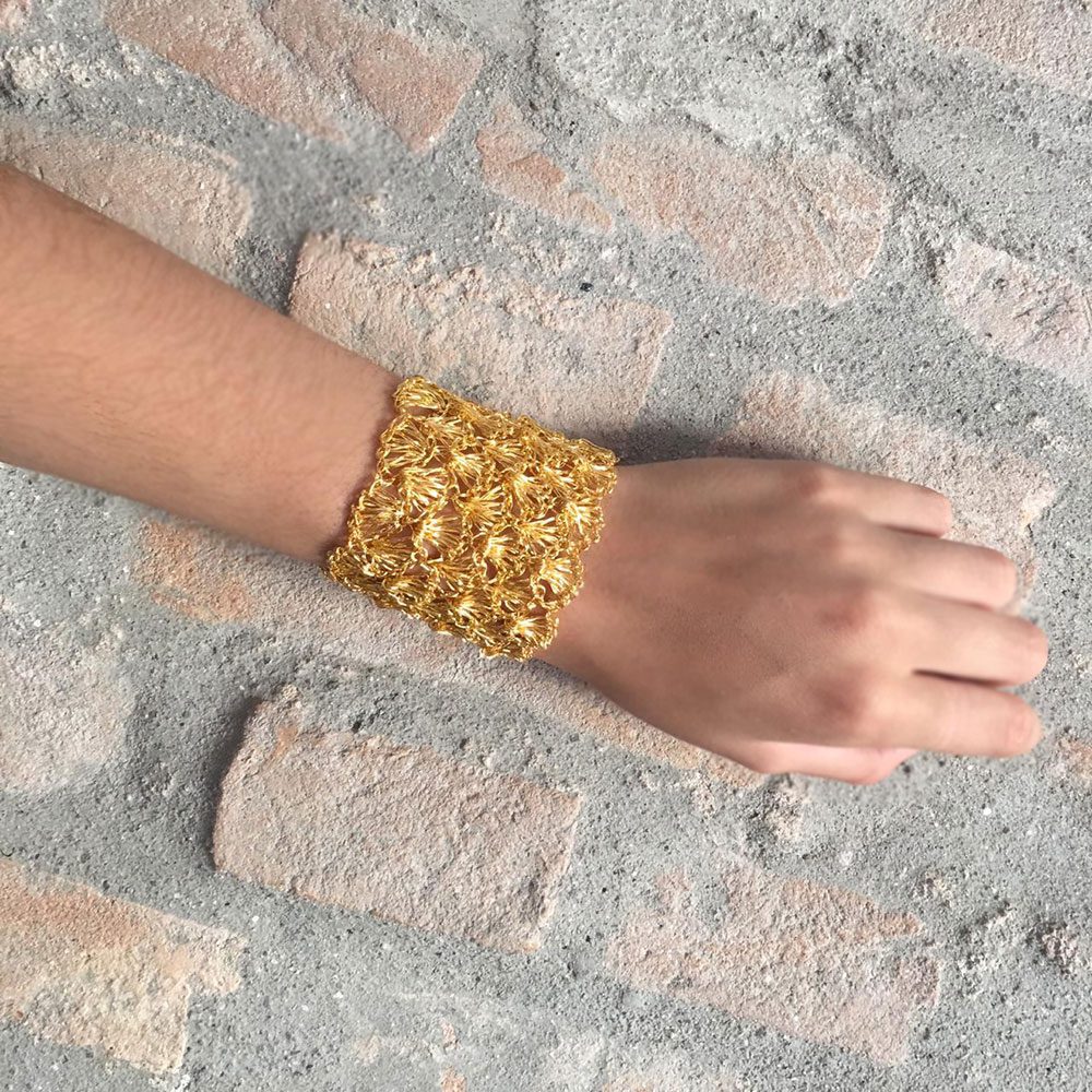Bracelete de Crochê Escamas Max Dourado