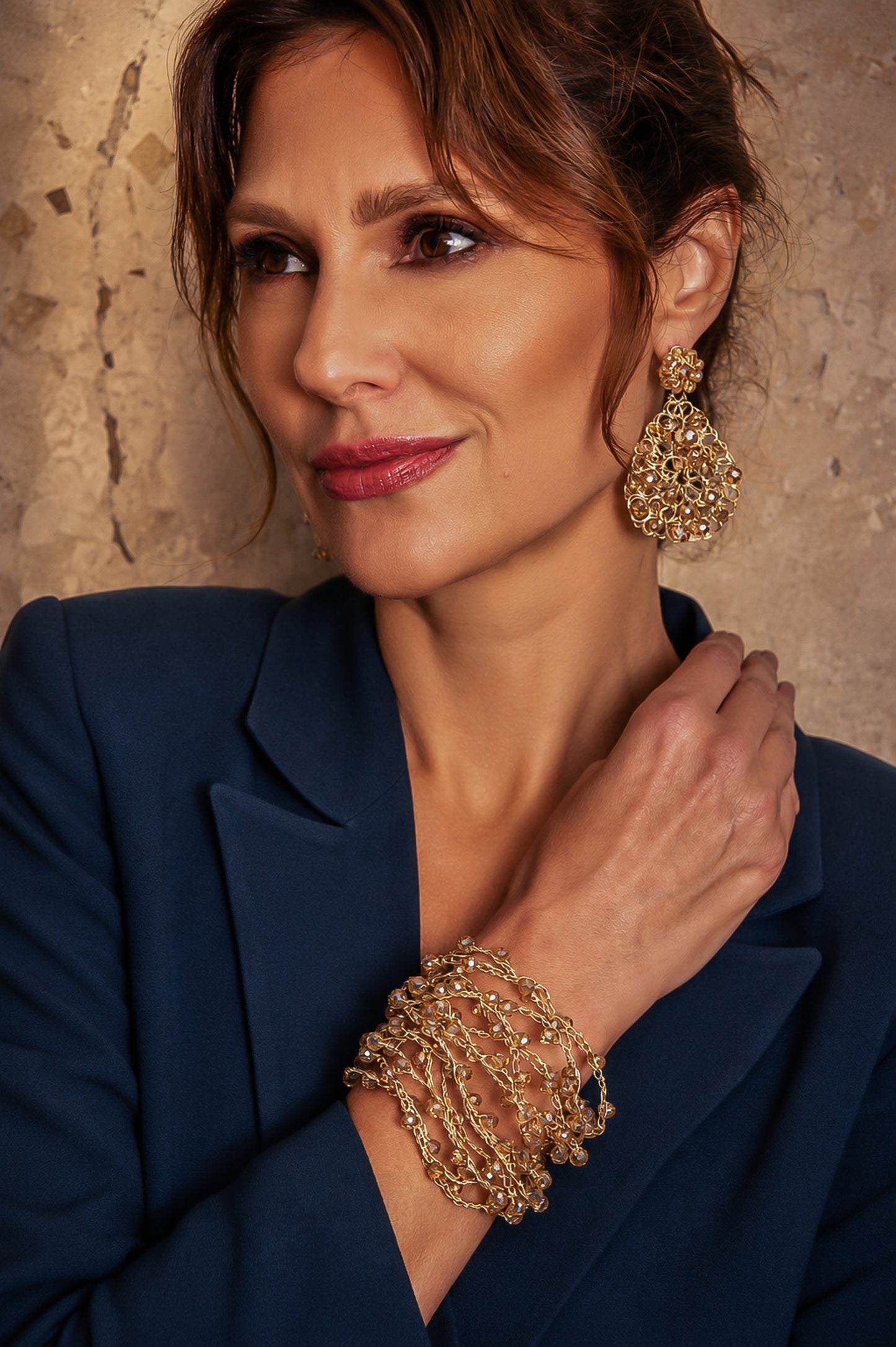 Bracelete Artesanal em Crochê Dourado com Cristais

Bracelete artesanal em crochê com fios dourados e cristais delicados. Feito à mão por artesãs brasileiras, com design leve, elegante e sofisticado.

Palavras-chave: bracelete artesanal, bracelete em crochê, pulseira artesanal, bracelete dourado, bracelete com cristais, joia artesanal brasileira, bracelete statement, Lavish by TM, made in Brazil


Bracelete artesanal em crochê com múltiplos fios dourados e cristais delicados em tom 