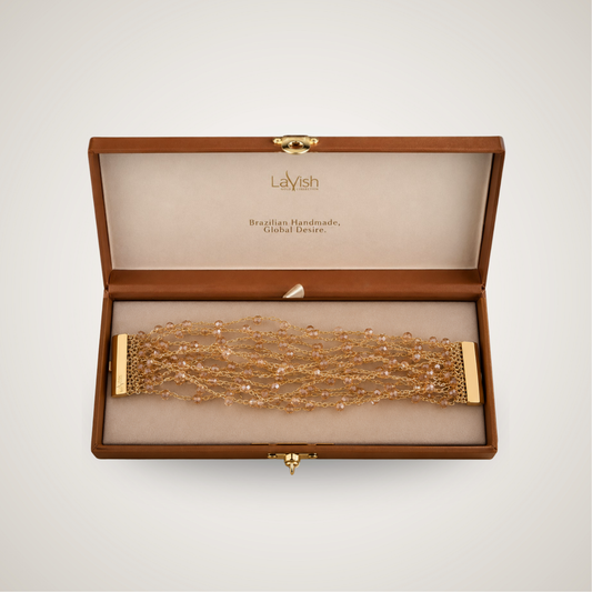 Bracelete Artesanal em Crochê Dourado com Cristais

Bracelete artesanal em crochê com fios dourados e cristais delicados. Feito à mão por artesãs brasileiras, com design leve, elegante e sofisticado.

Palavras-chave: bracelete artesanal, bracelete em crochê, pulseira artesanal, bracelete dourado, bracelete com cristais, joia artesanal brasileira, bracelete statement, Lavish by TM, made in Brazil


Bracelete artesanal em crochê com múltiplos fios dourados e cristais delicados em tom 