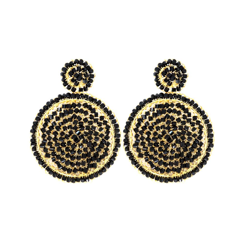 Par de brincos em crochê preto e dourado, com roseta superior e grande mandala circular.