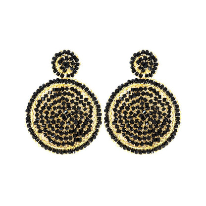 Par de brincos em crochê preto e dourado, com roseta superior e grande mandala circular.