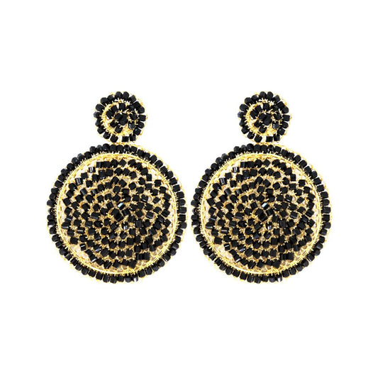 Par de brincos em crochê preto e dourado, com roseta superior e grande mandala circular.