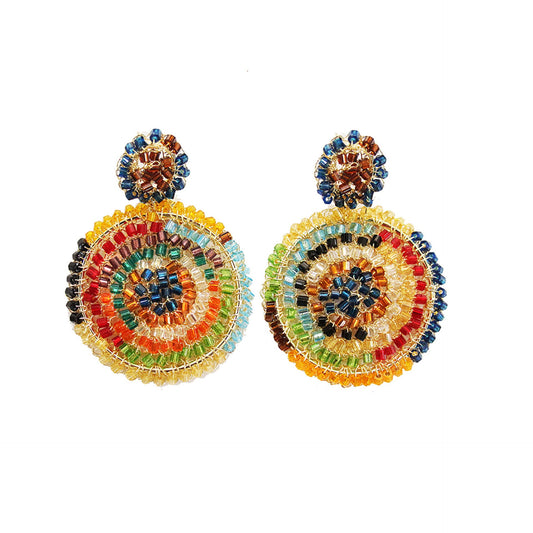 Par de brincos coloridos em crochê, com roseta superior e mandala ampla em tons de azul, verde, laranja, coral e dourado.