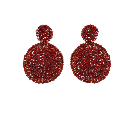 Par de brincos vermelhos artesanais em crochê, com roseta superior e grande mandala circular.