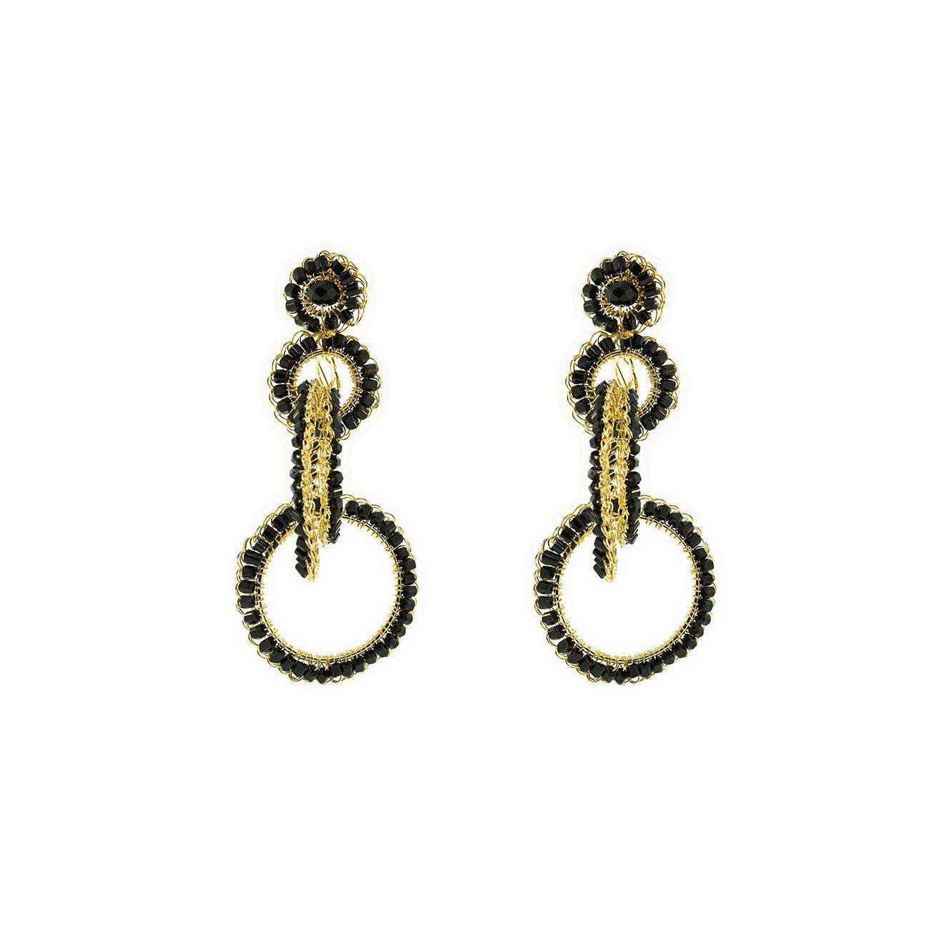 Cada brinco é tecido individualmente com a técnica do crochê por artesãs brasileiras altamente qualificadas, utilizando fio de cobre banhado em ouro 18K. Por ser produzido manualmente, cada peça carrega características únicas do trabalho da artesã, tornando sua joia ainda mais especial.

Leves, confortáveis e confeccionados com materiais hipoalergênicos e livres de níquel, são brincos statement que oferecem presença e sofisticação sem peso ou volume excessivo.
