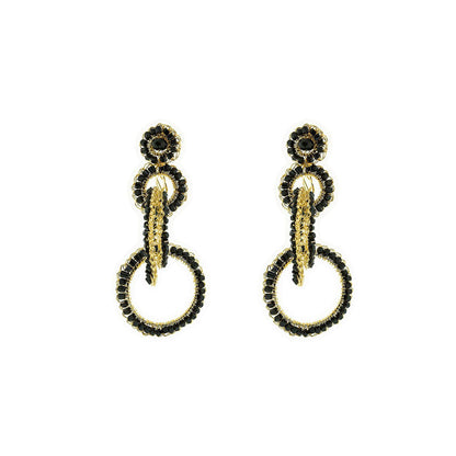 Cada brinco é tecido individualmente com a técnica do crochê por artesãs brasileiras altamente qualificadas, utilizando fio de cobre banhado em ouro 18K. Por ser produzido manualmente, cada peça carrega características únicas do trabalho da artesã, tornando sua joia ainda mais especial.

Leves, confortáveis e confeccionados com materiais hipoalergênicos e livres de níquel, são brincos statement que oferecem presença e sofisticação sem peso ou volume excessivo.