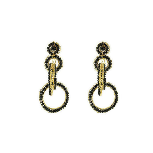 Cada brinco é tecido individualmente com a técnica do crochê por artesãs brasileiras altamente qualificadas, utilizando fio de cobre banhado em ouro 18K. Por ser produzido manualmente, cada peça carrega características únicas do trabalho da artesã, tornando sua joia ainda mais especial.

Leves, confortáveis e confeccionados com materiais hipoalergênicos e livres de níquel, são brincos statement que oferecem presença e sofisticação sem peso ou volume excessivo.