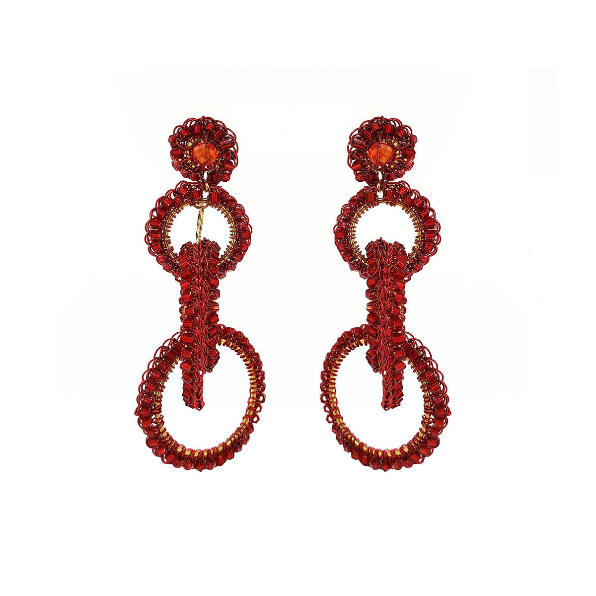 Par de brincos longos vermelhos em crochê, com roseta superior, duas mandalas vazadas e cristais em diferentes tons de vermelho.