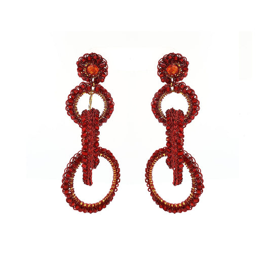 Par de brincos longos vermelhos em crochê, com roseta superior, duas mandalas vazadas e cristais em diferentes tons de vermelho.