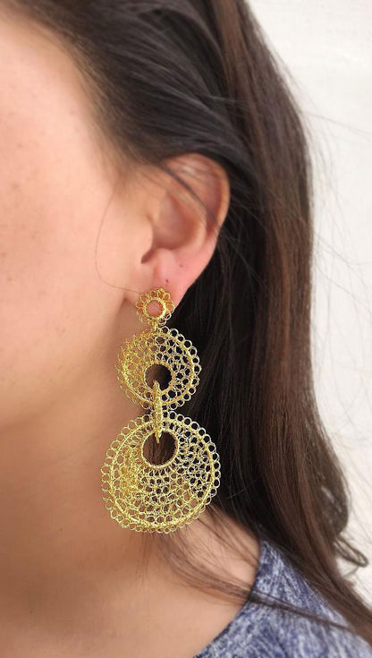 Brinco de Crochê Argolas Entrelaçadas Dourado