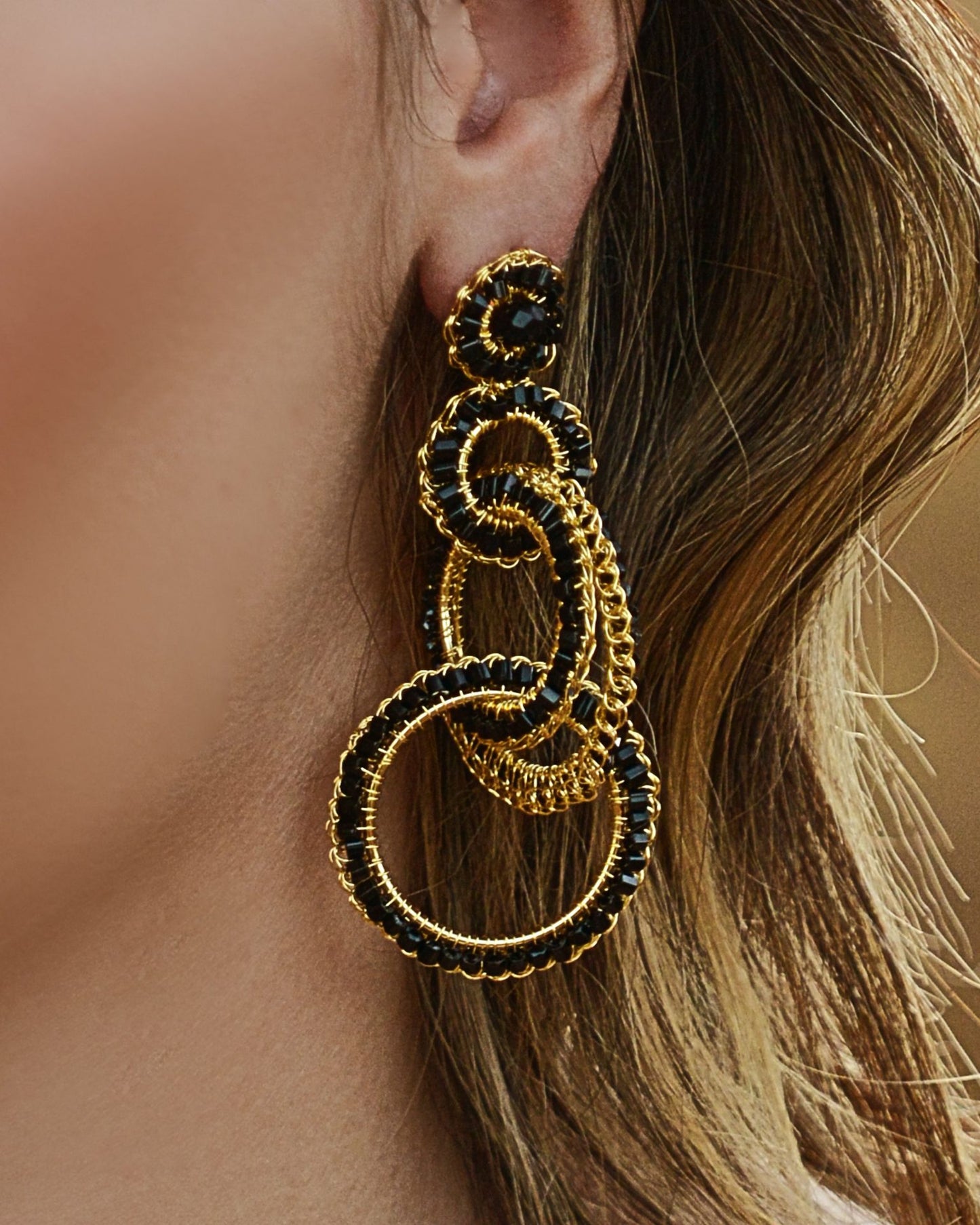 Cada brinco é tecido individualmente com a técnica do crochê por artesãs brasileiras altamente qualificadas, utilizando fio de cobre banhado em ouro 18K. Por ser produzido manualmente, cada peça carrega características únicas do trabalho da artesã, tornando sua joia ainda mais especial.

Leves, confortáveis e confeccionados com materiais hipoalergênicos e livres de níquel, são brincos statement que oferecem presença e sofisticação sem peso ou volume excessivo.