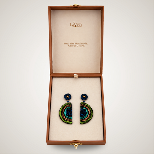 Brinco meia-lua artesanal tecido à mão em crochê por artesãs brasileiras. Leve, colorido, hipoalergênico, sem níquel e feito com fio de cobre esmaltado.

Palavras-chave: brinco artesanal, brinco em crochê, brinco meia-lua, brinco colorido, joia artesanal brasileira, brinco hipoalergênico, brinco sem níquel, brinco statement, Lavish by TM, made in Brazil. 

Brinco artesanal meia-lua colorido em crochê, feito com fio de cobre esmaltado por artesãs brasileiras, nas cores azul, verde, turquesa e dourado.