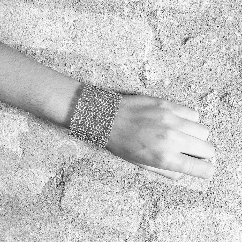 Bracelete de Crochê Dourado Estreito