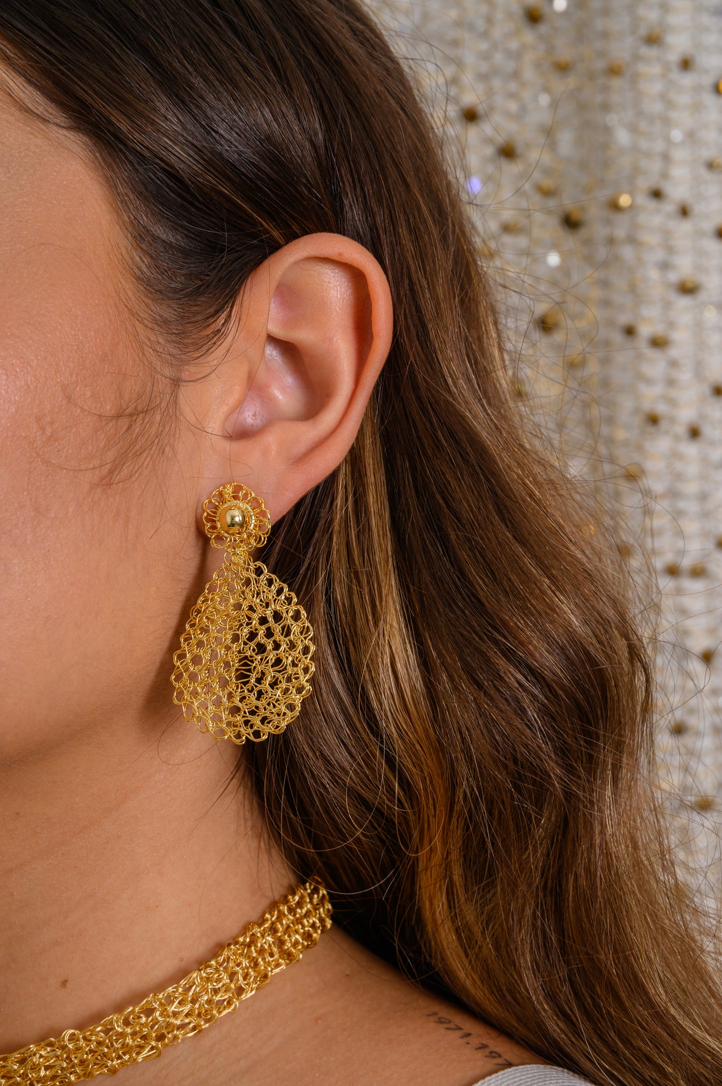 Brinco de Crochê Gota Pequena Dourada