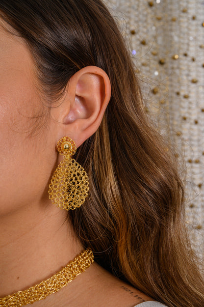 Brinco de Crochê Gota Pequena Dourada