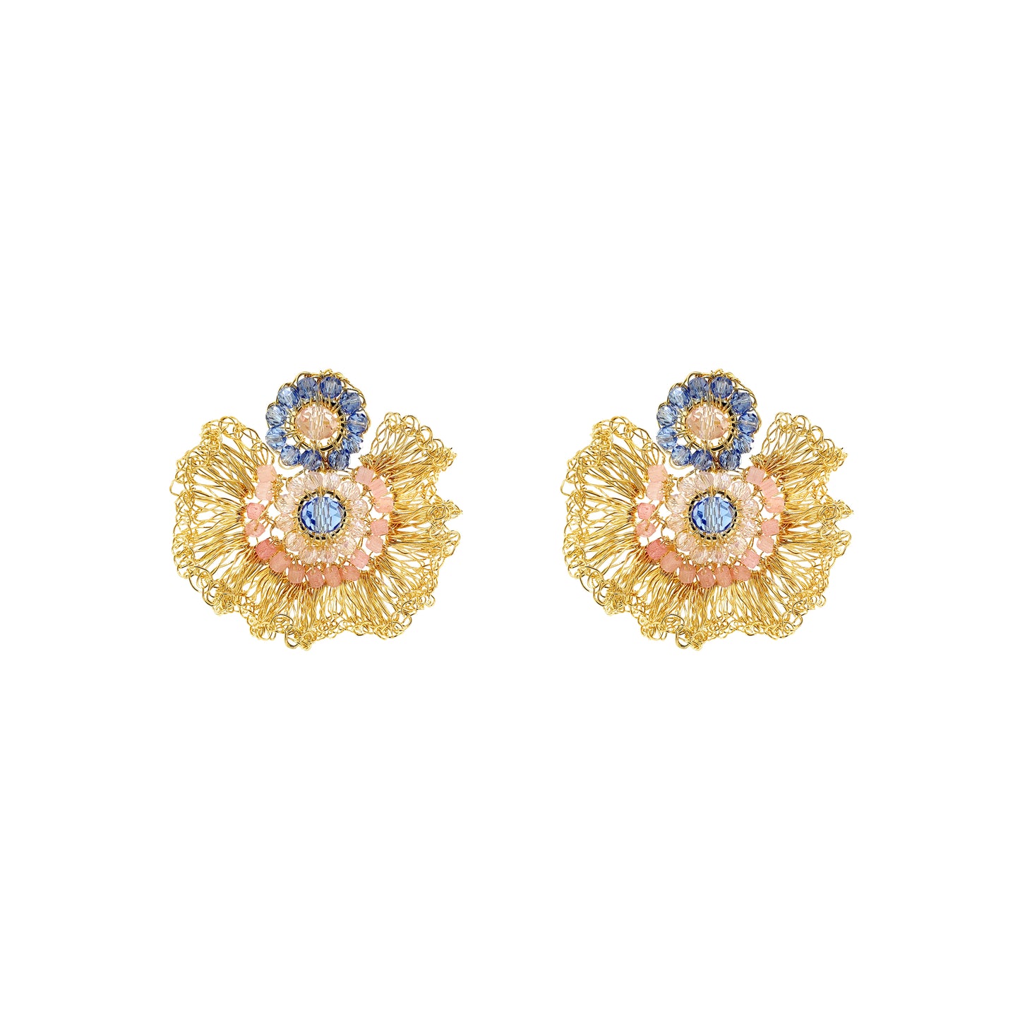 Brinco artesanal em crochê com fio de cobre banhado em ouro 18K, detalhes em rosa e azul, leve, elegante e feito à mão no Brasil.
Brinco artesanal em crochê dourado com formato orgânico, detalhes em rosa e azul e acabamento em ouro 18K.