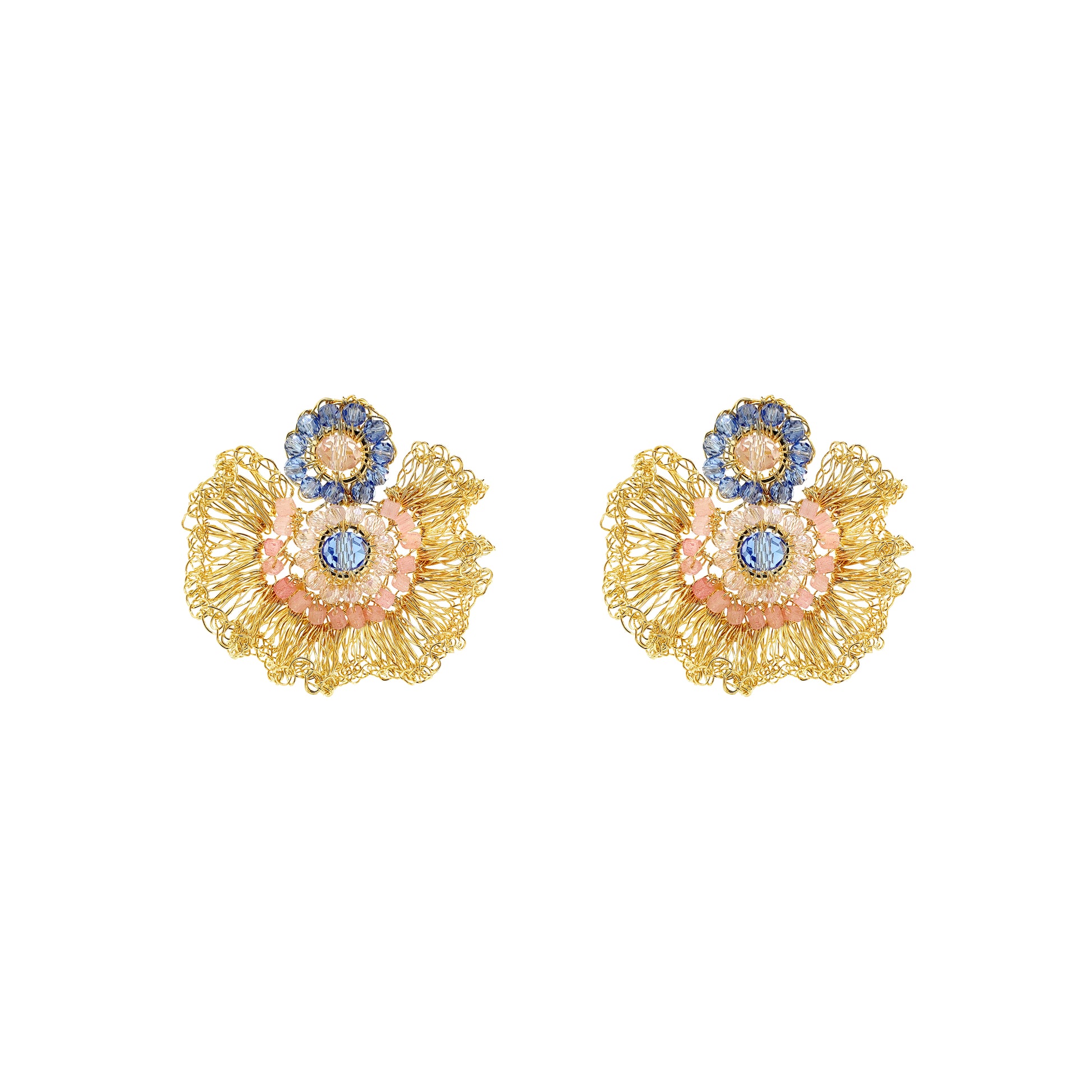 Brinco artesanal em crochê com fio de cobre banhado em ouro 18K, detalhes em rosa e azul, leve, elegante e feito à mão no Brasil.
Brinco artesanal em crochê dourado com formato orgânico, detalhes em rosa e azul e acabamento em ouro 18K.