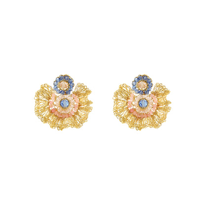 Brinco artesanal em crochê com fio de cobre banhado em ouro 18K, detalhes em rosa e azul, leve, elegante e feito à mão no Brasil.
Brinco artesanal em crochê dourado com formato orgânico, detalhes em rosa e azul e acabamento em ouro 18K.