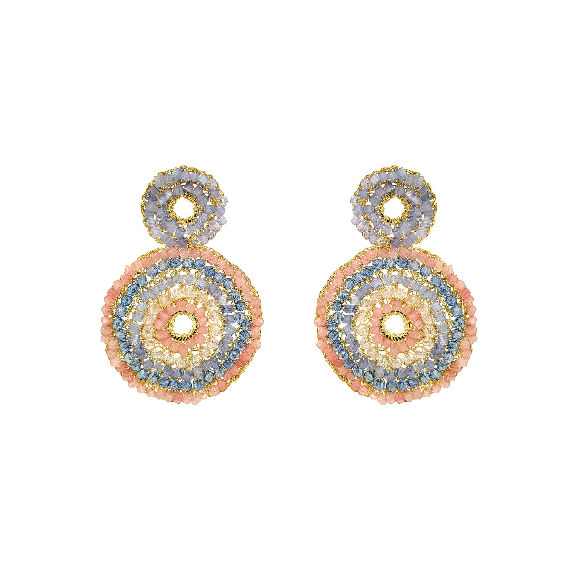Brinco artesanal em crochê com design de mandala, tons de rosa, azul e cristal e detalhes em ouro 18K. Leve, hipoalergênico e feito à mão no Brasil.

Brinco artesanal em crochê com mandalas circulares em rosa, azul e cristal, detalhes dourados e acabamento banhado em ouro 18K.