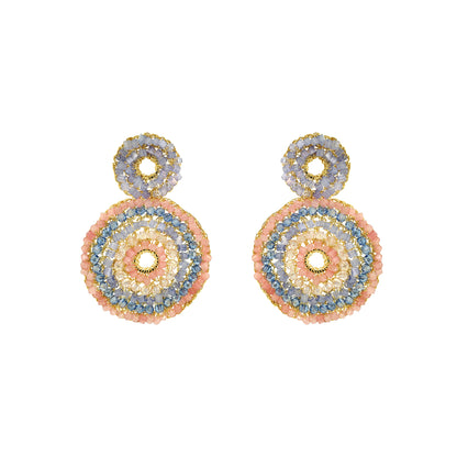 Brinco artesanal em crochê com design de mandala, tons de rosa, azul e cristal e detalhes em ouro 18K. Leve, hipoalergênico e feito à mão no Brasil.

Brinco artesanal em crochê com mandalas circulares em rosa, azul e cristal, detalhes dourados e acabamento banhado em ouro 18K.