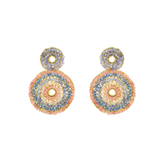 Brinco artesanal em crochê com design de mandala, tons de rosa, azul e cristal e detalhes em ouro 18K. Leve, hipoalergênico e feito à mão no Brasil.

Brinco artesanal em crochê com mandalas circulares em rosa, azul e cristal, detalhes dourados e acabamento banhado em ouro 18K.