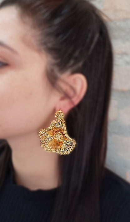 Brinco de Crochê Flor de Jabot Médio Dourado