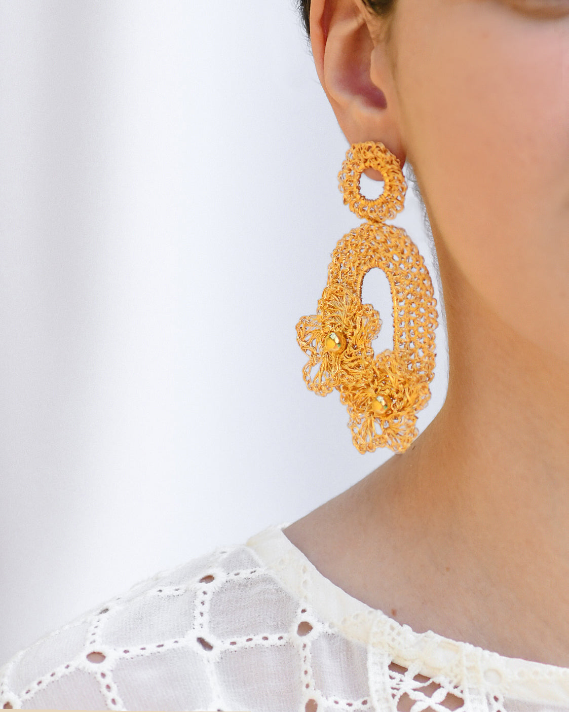 Brinco de Crochê Arty Floral Dourado