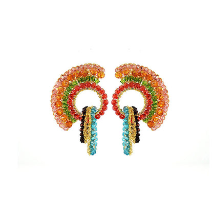 Par de brincos esculturais em crochê com camadas coloridas e detalhes pendentes em tons de coral, verde, vermelho, azul e preto.