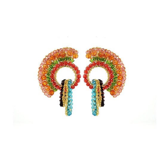 Par de brincos esculturais em crochê com camadas coloridas e detalhes pendentes em tons de coral, verde, vermelho, azul e preto.
