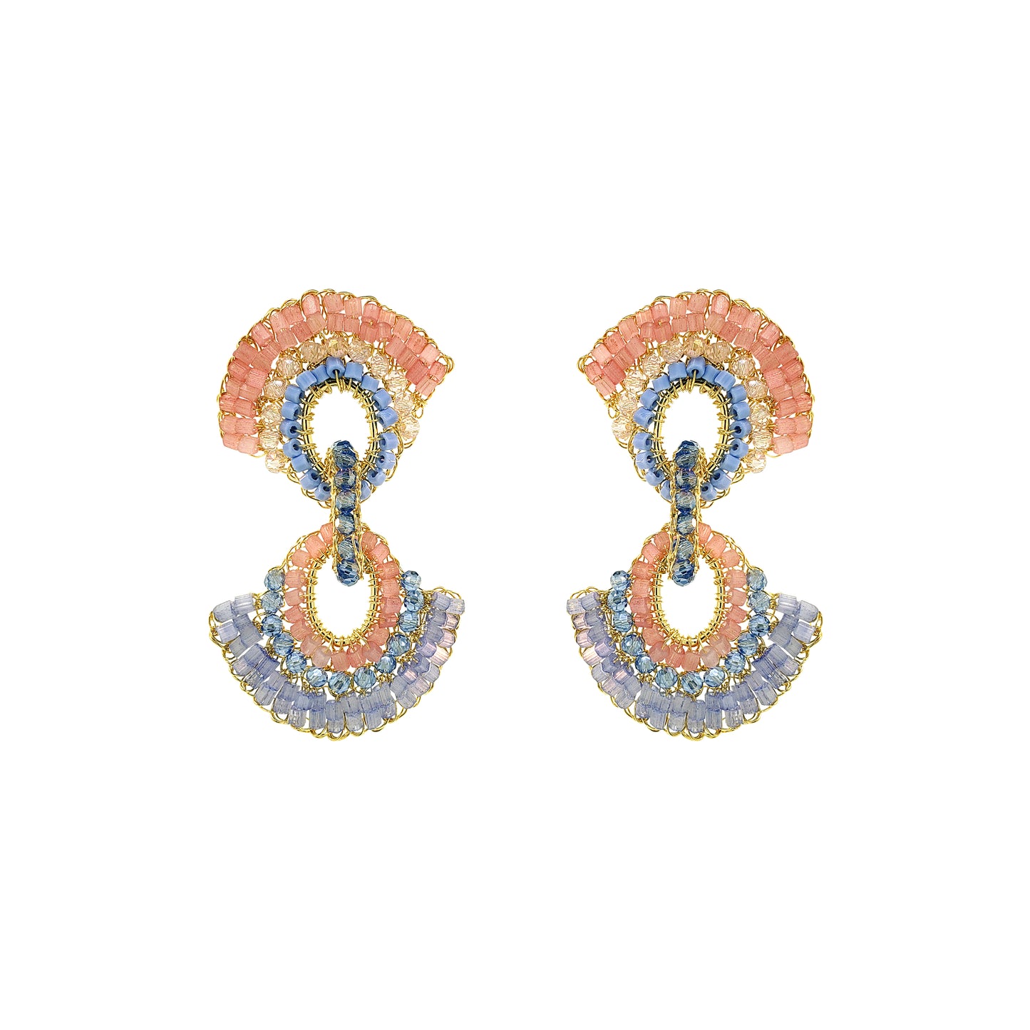 Brinco artesanal em crochê com design delicado em rosa, azul e cristal, banho de ouro 18K, leveza e conforto. Feito à mão no Brasil.

Brinco artesanal em crochê com design vazado em rosa, azul e cristal, detalhes dourados e banho de ouro 18K.