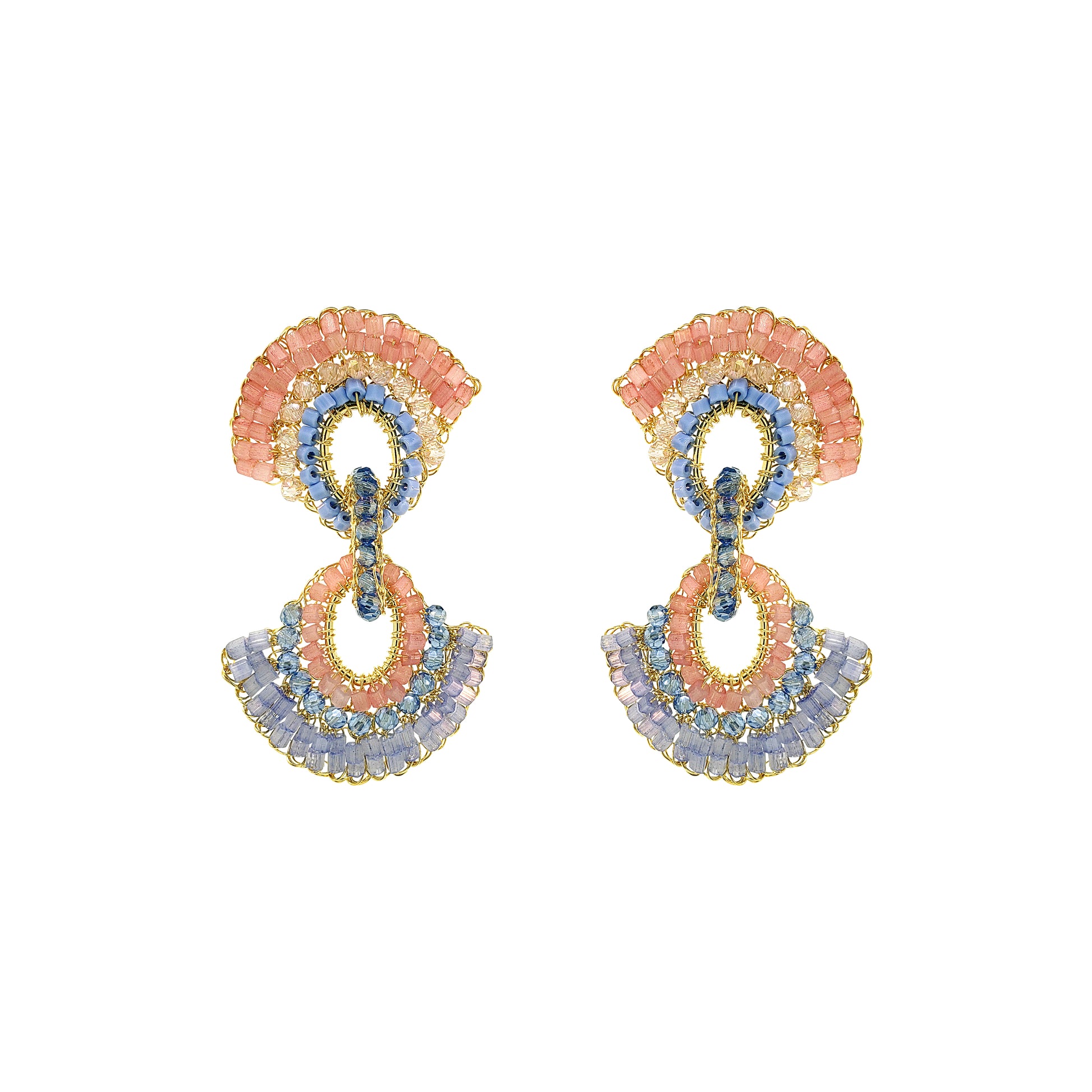 Brinco artesanal em crochê com design delicado em rosa, azul e cristal, banho de ouro 18K, leveza e conforto. Feito à mão no Brasil.

Brinco artesanal em crochê com design vazado em rosa, azul e cristal, detalhes dourados e banho de ouro 18K.