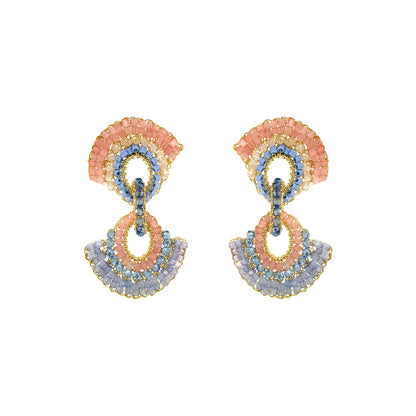 Brinco artesanal em crochê com design delicado em rosa, azul e cristal, banho de ouro 18K, leveza e conforto. Feito à mão no Brasil.

Brinco artesanal em crochê com design vazado em rosa, azul e cristal, detalhes dourados e banho de ouro 18K.