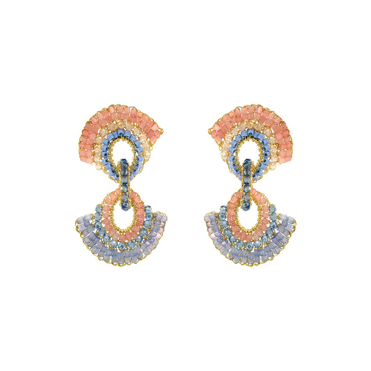 Brinco artesanal em crochê com design delicado em rosa, azul e cristal, banho de ouro 18K, leveza e conforto. Feito à mão no Brasil.

Brinco artesanal em crochê com design vazado em rosa, azul e cristal, detalhes dourados e banho de ouro 18K.