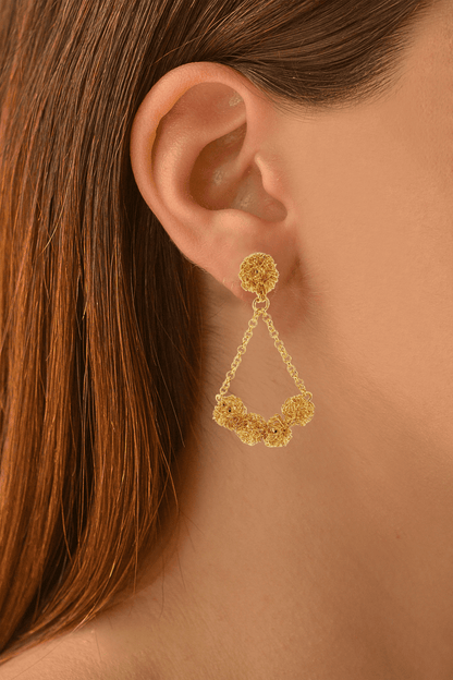 Brinco de Crochê Balance Esferas Dourado