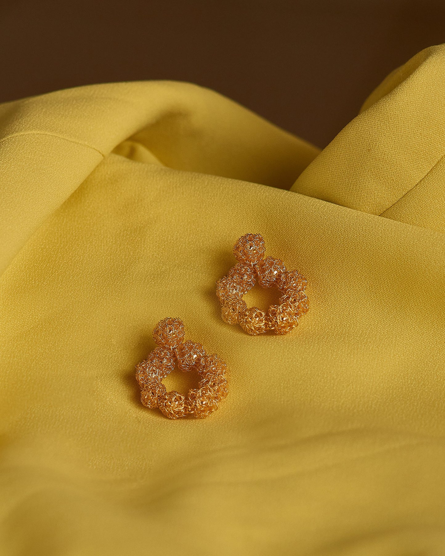 Brinco de Crochê Esfera Perfeita Dourado