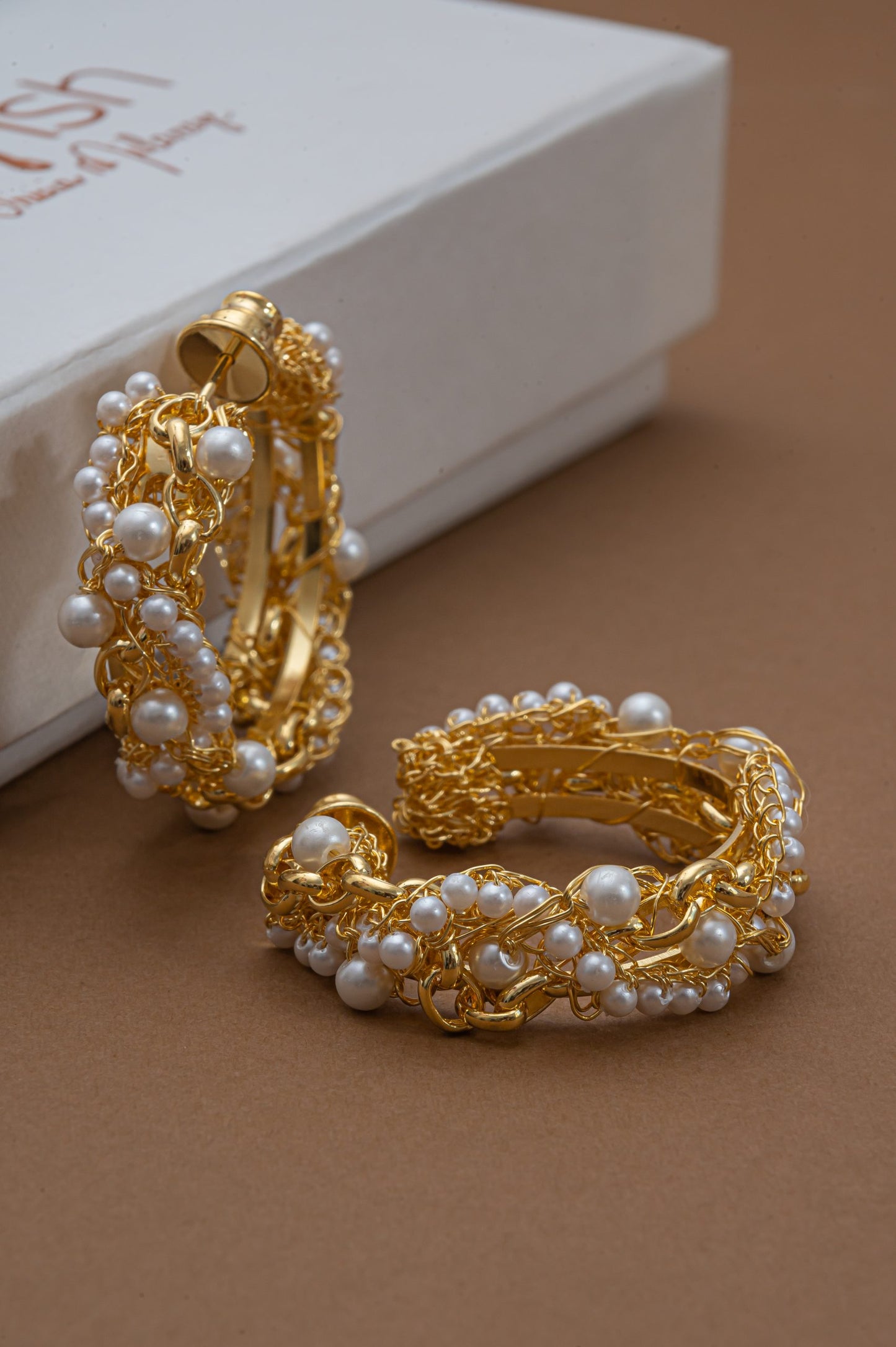 Brinco de Crochê Argola Correntes do Amor Entrelaçados Pérola