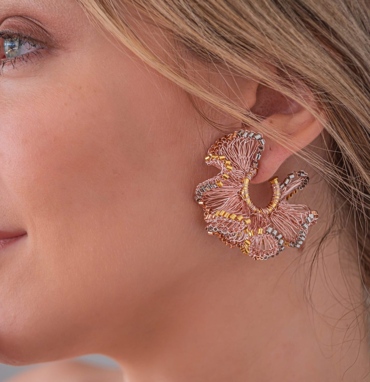 Brinco de Crochê Argola Jabot Entrelaçados Trio Gold
