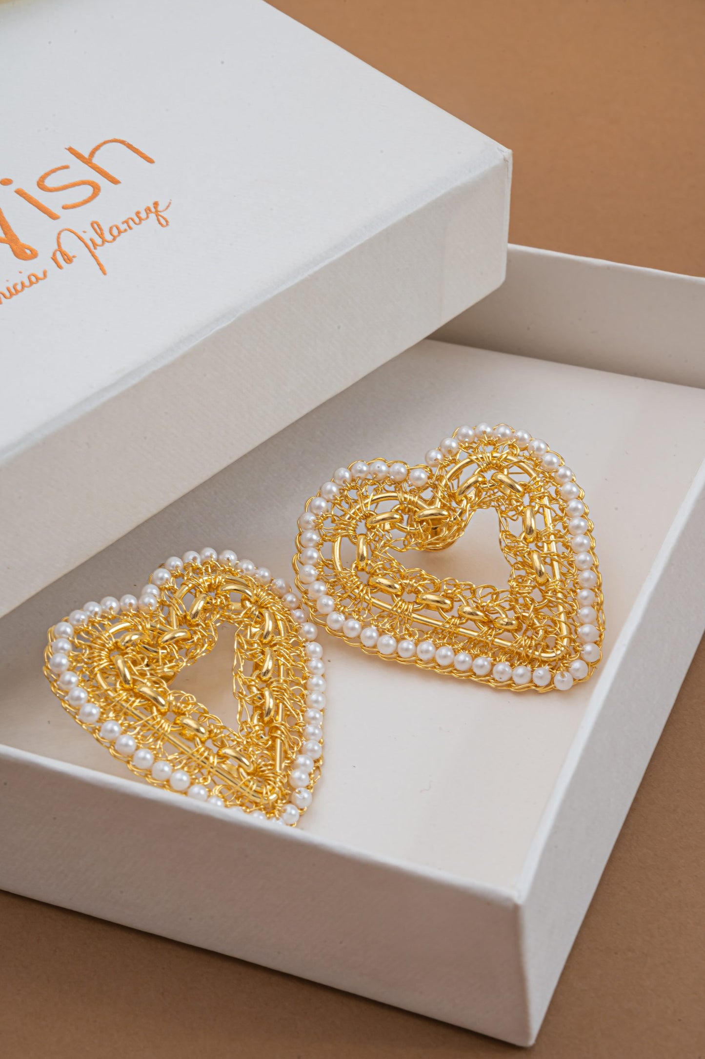 Brinco de Crochê Coração Correntes do Amor Entrelaçados Pérola