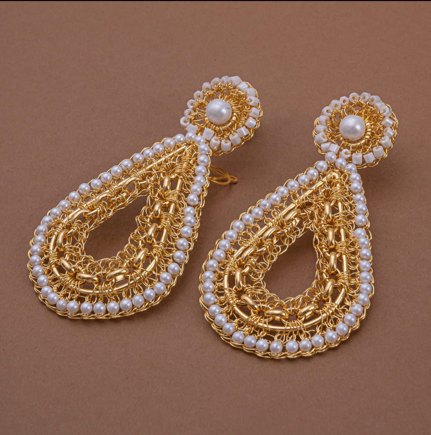 Brinco de Crochê Gota Correntes do Amor Entrelaçados Pérola