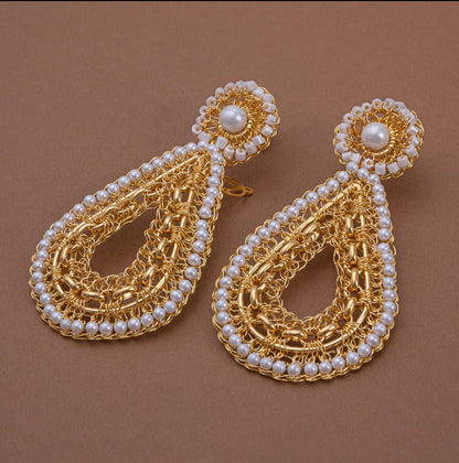 Brinco de Crochê Gota Correntes do Amor Entrelaçados Pérola