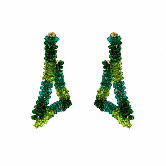 Par de brincos geométricos vazados em crochê, confeccionados em fio de cobre esmaltado com degradê em tons de verde.